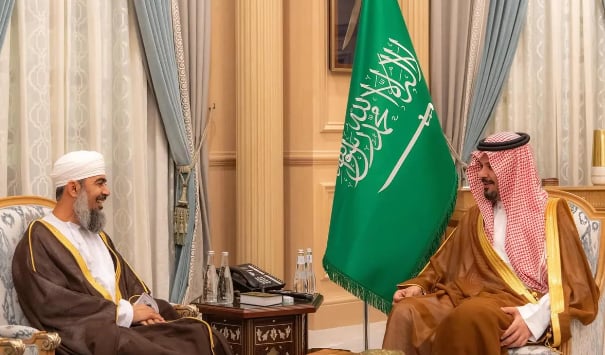 أمير المدينة المنورة يستقبل رئيس بعثة الحج العُمانية