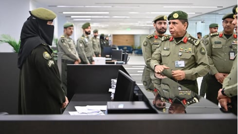 الفريق اليحيى يقف على سير العمل بجوازات منفذي جسر الملك فهد والرقعي