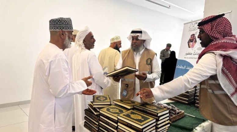 توزيع 25 ألف مصحف من هدية خادم الحرمين الشريفين لضيوف الرحمن المغادرين عبر المنافذ الجوية بالمدينة المنورة