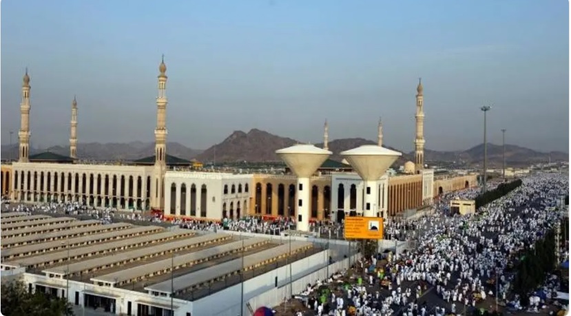 حجاج بيت الله الحرام يتوافدون إلى مسجد نمرة للاستماع إلى خطبة عرفة