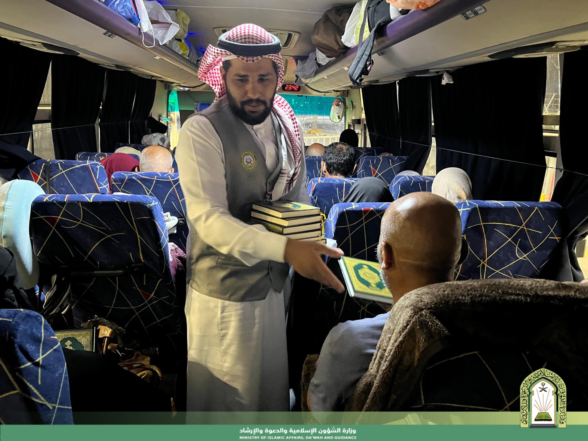 «الشؤون الإسلامية» توزع هدية خادم الحرمين على الحجاج المغادرين عبر منفذ الحديثة