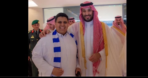 ولي العهد يتفاعل مع مشجع طلب التقاط صورة معه خلال حضوره نهائي أغلى الكؤوس