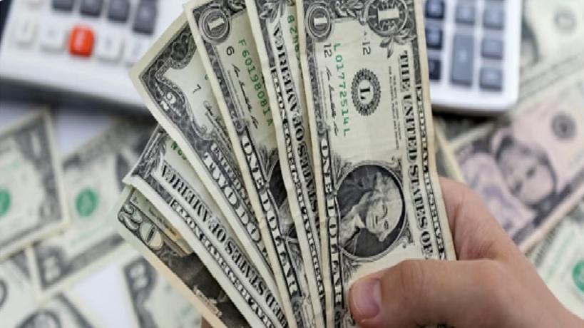  الدولار يتعثر متأثرًا بتوقعات أسعار الفائدة