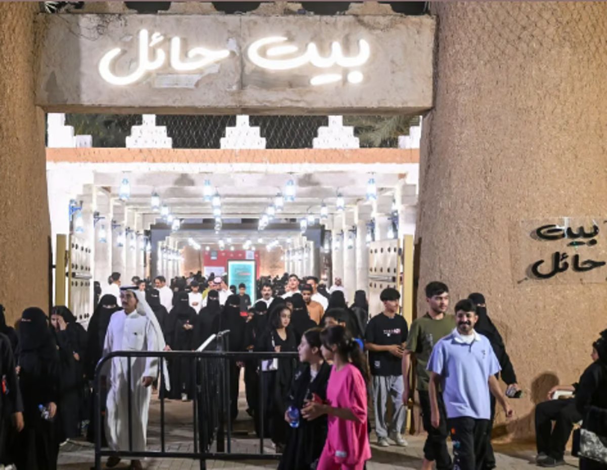 "خبز المطحن".. أكلة شعبية تجذب عشاقها من زوار بيت حائل في نسخته الثالثة 