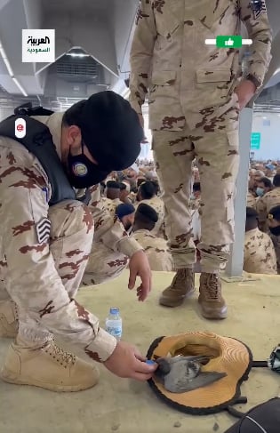 رجل أمن يأسر القلوب بسقي طير في منشأة الجمرات