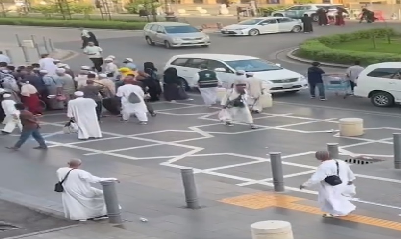 موظفون سعوديون يبادرون بالخروج من مقار عملهم لتوعية الحجاج بمخاطر الإجهاد الحراري 