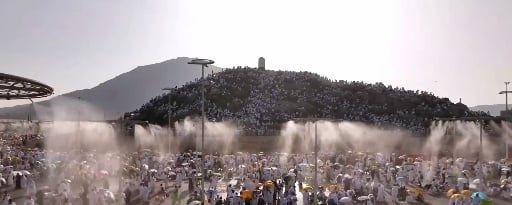 بالفيديو.. مضخات رذاذ الماء بمشعر عرفات تطلف الأجواء للحجاج

 