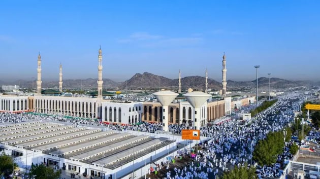 بالفيديو.. ضيوف الرحمن يتوافدون إلى مسجد نمرة بمشعر عرفات