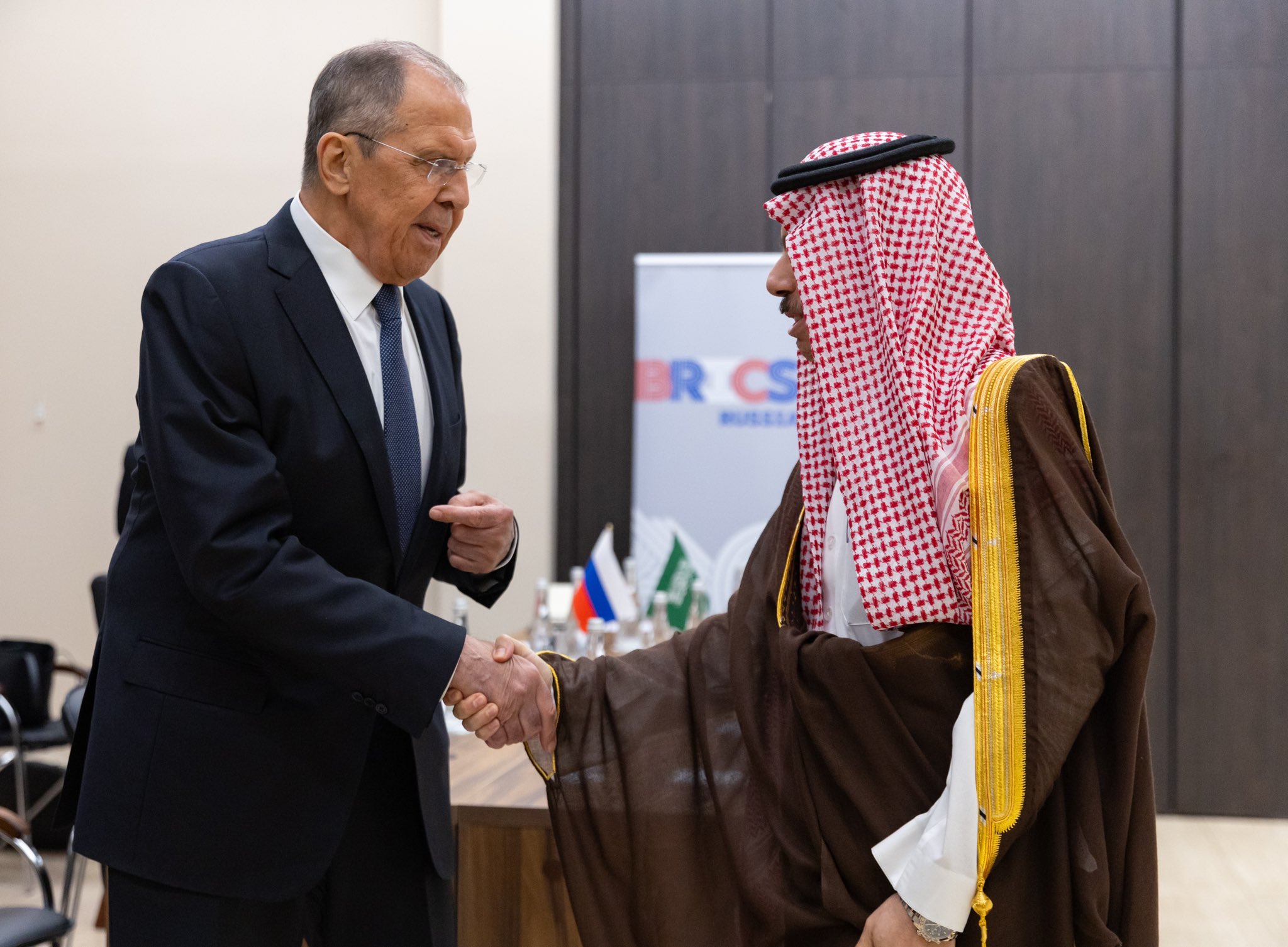 وزير الخارجية يبحث مع نظيريه الروسي والفنزويلي الأوضاع الإقليمية والدولية