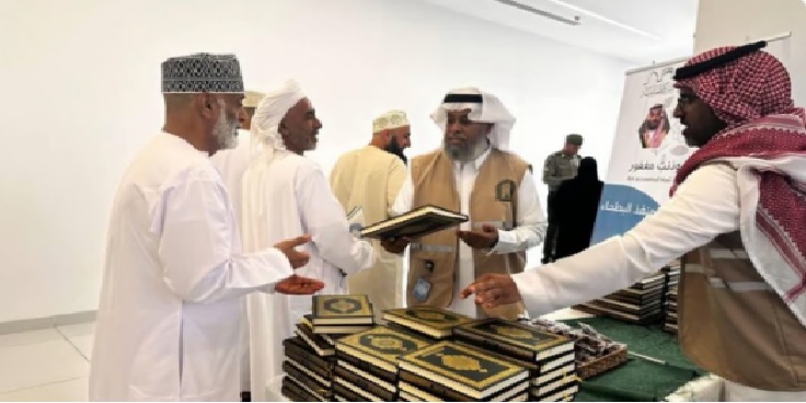 «الشؤون الإسلامية» تواصل توزيع هدية خادم الحرمين من المصحف الشريف عبر ميناء جدة 