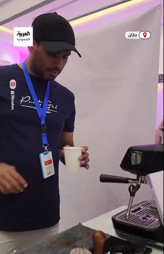 محمد طوهري.. باريستا كفيف يبهر المشاركين بمعرض القهوة المقام في جازان  