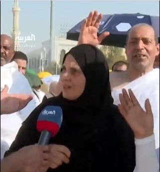 «قبلت الأرض».. حاجة مصرية تبكي فرحًا بعد وصولها عرفات
