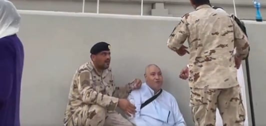  أحد رجال الأمن يقدم المساعدة لحاج يعاني من هبوط حاد في السكر 