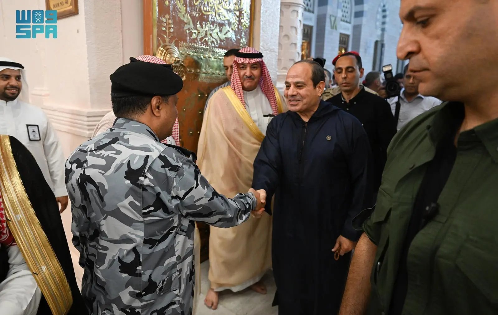الرئيس المصري يزور المسجد النبوي (صور)