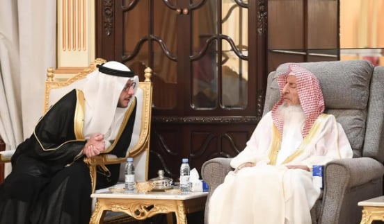 محافظ الطائف يزور مفتي عام المملكة في منزله 