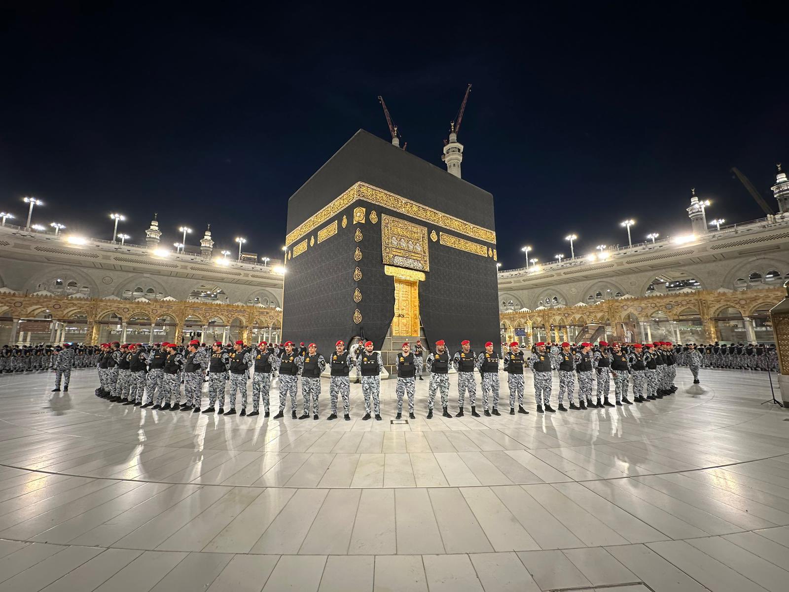 القوات الخاصة لأمن الحج والعمرة تباشر جهودها خلال غسل الكعبة المشرفة