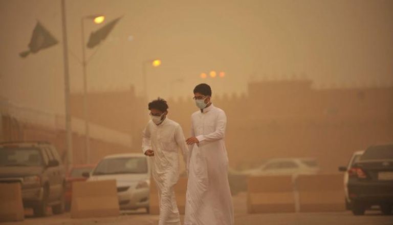 تُسبب تهيجًا للعيون.. «الأرصاد» يحذر من التأثيرات الصحية لظاهرة الغبار