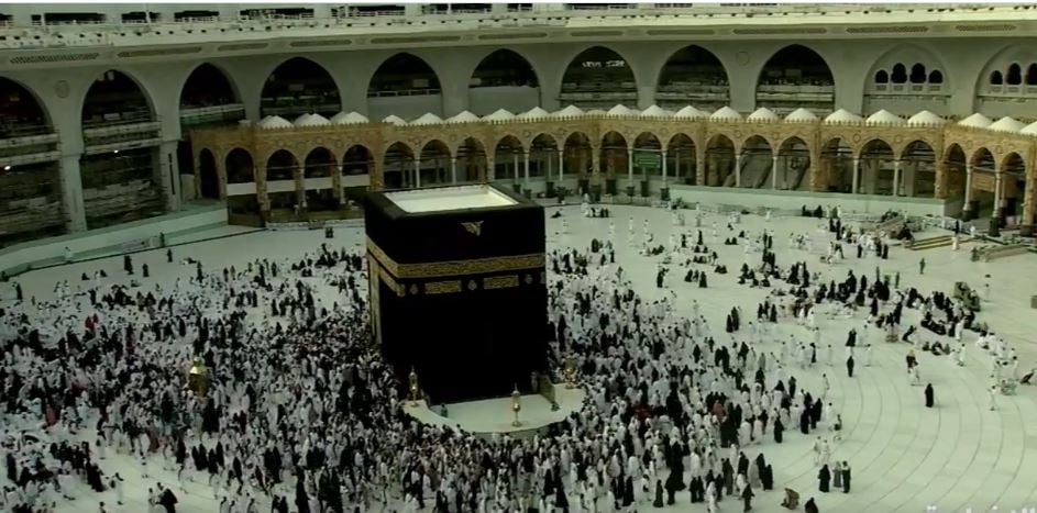 بعد غسل الكعبة المشرفة.. ضيوف الرحمن يقبلون جدرانها بيسر وطمأنينة
