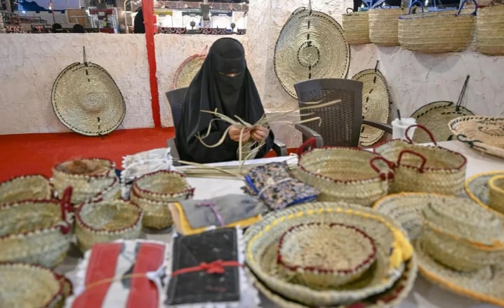 صناعة "الخوص".. فن حرفي تراثي يثري زوار بيت حائل في نسخته الثالثة ‏