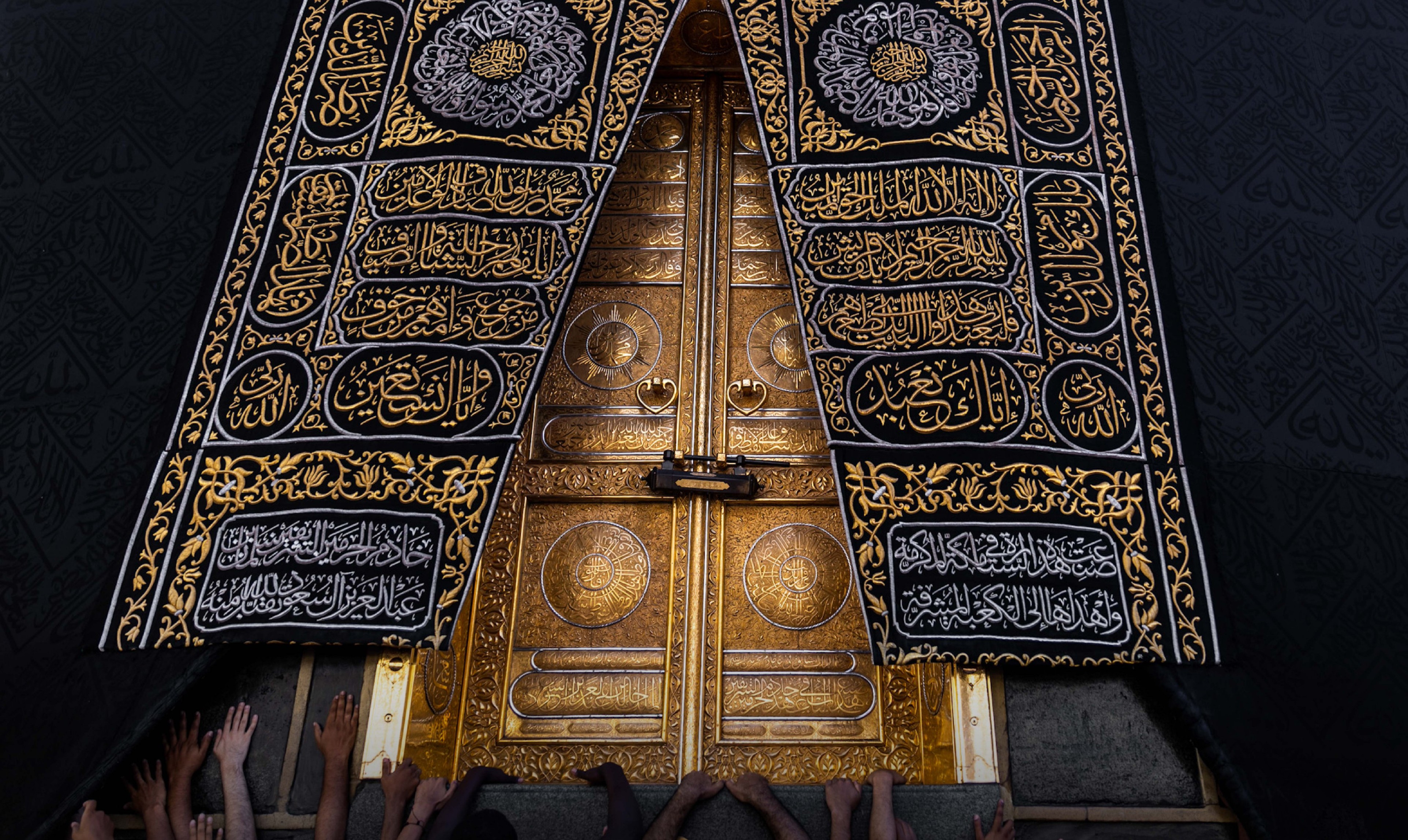 بالفيديو.. بدء رفع ستارة باب الكعبة استعدادًا لمراسم غسلها غدًا 
