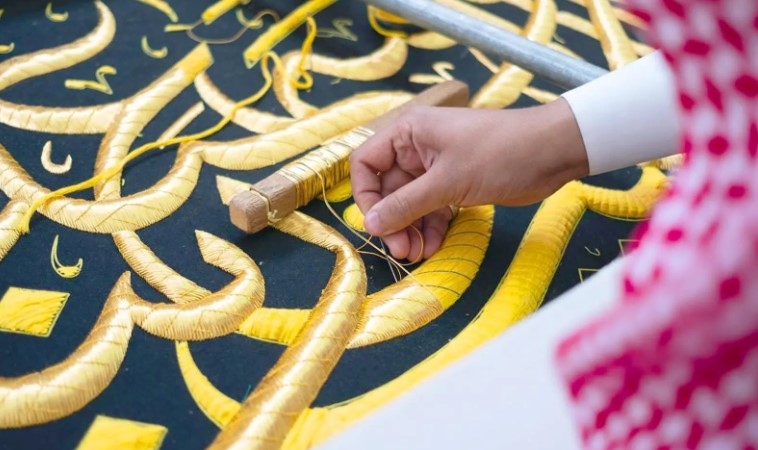 قبل تغييرها.. ما هى مراحل صناعة كسوة الكعبة المشرفة؟
