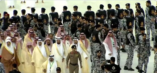 بالفيديو.. نائب أمير مكة يصل إلى صحن المطاف لغسل الكعبة المشرفة
