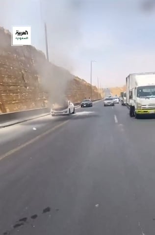 شبان يساعدون قائد سيارة في السيطرة على حريق تعرضت له بعد تنبيهه
