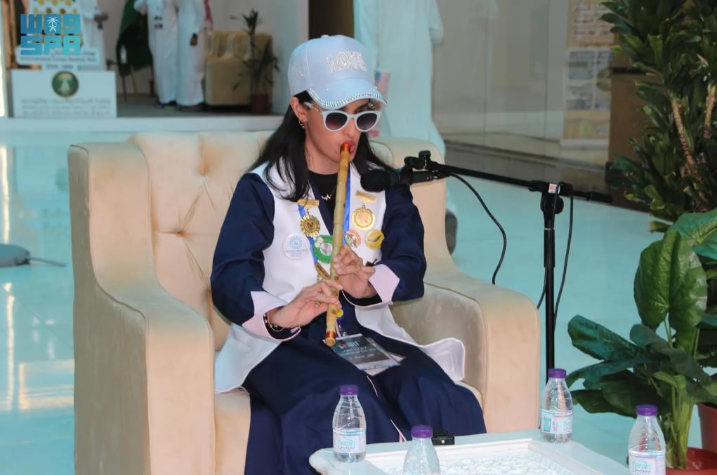 طفلة كفيفة تتألق بالعزف على الناي أمام زوار مهرجان العسل
