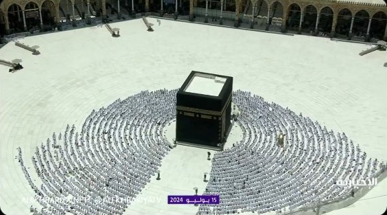 لحظة تعامد الشمس على الكعبة المشرفة وقت صلاة الظهر (فيديو)