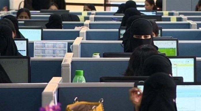 هل يحق للمشتركة بالتأمينات الجمع بين تعويضات فرع الأخطار المهنية وتعويض الأمومة؟ 