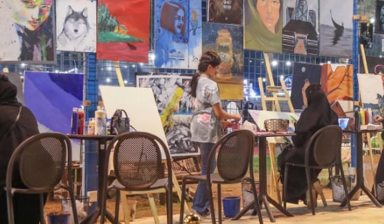 لوحات تشكيلية إبداعية تستعرض فنونها لزوار فعاليات مهرجان بيت حائل