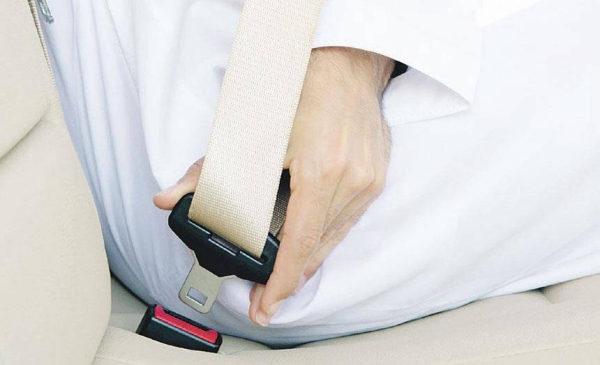 هل حزام الأمان للراكب عليه مخالفة؟.. «المرور» يوضح
