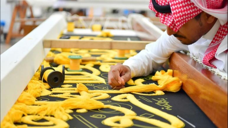 بخيوط من الحرير والذهب والفضة.. صناعة كسوة الكعبة المشرفة بأيدٍ سعودية محترفة