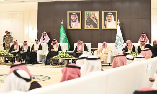 أمير جازان يناقش الإجراءات التي اتخذت خلال موجة الأمطار التي تشهدها المنطقة