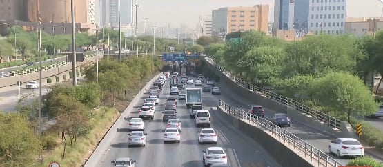 مع عودة المعلمين.. بالفيديو.. انسيابية بحركة المرور بطريق الملك فهد في الرياض