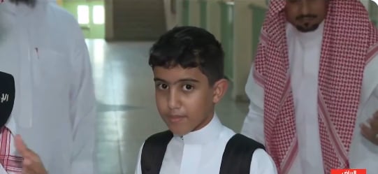 العام الدراسي الجديد.. طالب يمني يعبر عن مشاعره بأول أيام الدراسة