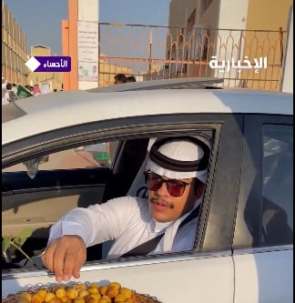 العام الدارسي الجديد.. مدارس الأحساء تستقبل الطلاب وأولياء الأمور بالرطب والقهوة  
