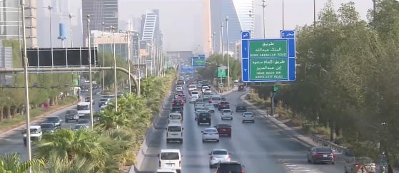 بالفيديو.. انتظام الحركة المرورية على طريق الملك فهد في الرياض
