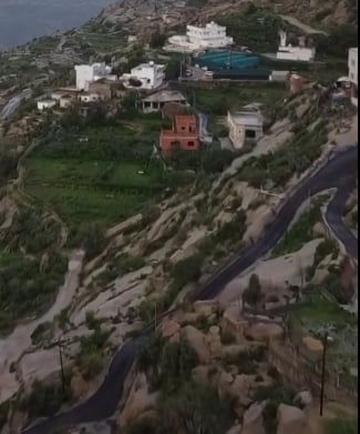 الأجواء الماطرة تحول جبل شدا الأعلى بالمخواة إلى وجهة جذابة