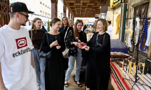  "سوق السبت" في بلجرشي يستقطب السيّاح الأجانب بمعروضاته ومنتجاته المميزة