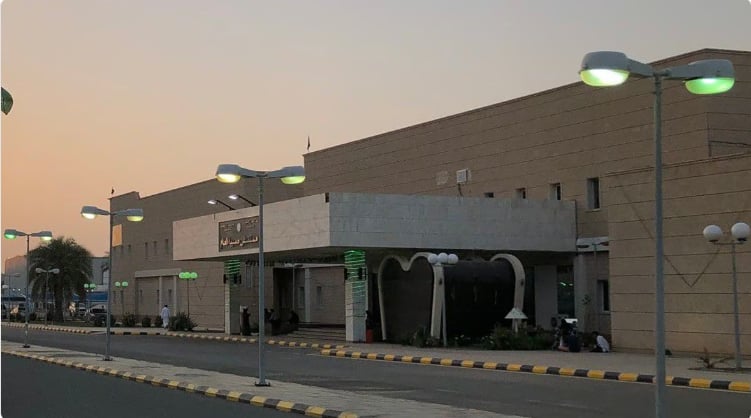 فريق جراحة المسالك البولية بمستشفى صبيا ينجح في إجراء عمليتين معقدتين لاستئصال الكلى بالمنظار