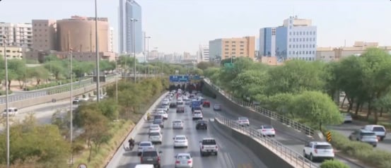 بالفيديو.. انتظام الحركة المرورية بطريق الملك فهد في الرياض بعد عودة الإداريين والمشرفين التربويين