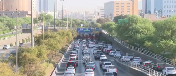 ازدحام حركة سير المركبات على طريق الملك فهد بالرياض