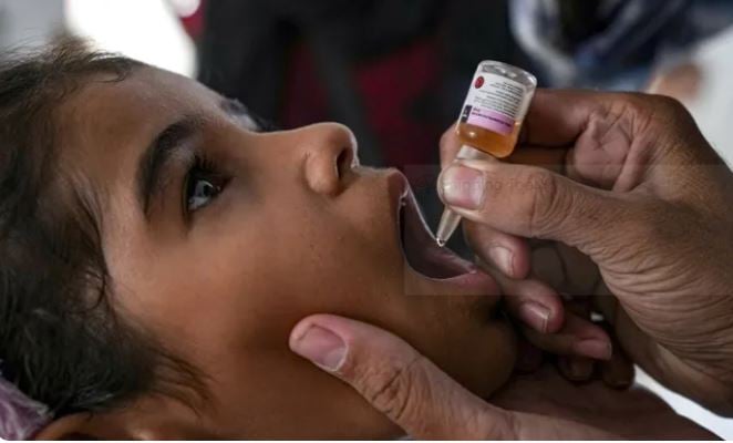 «الأونروا»: تطعيم 87 ألف طفل ضد شلل الأطفال خلال اليوم الأول للحملة في غزة
