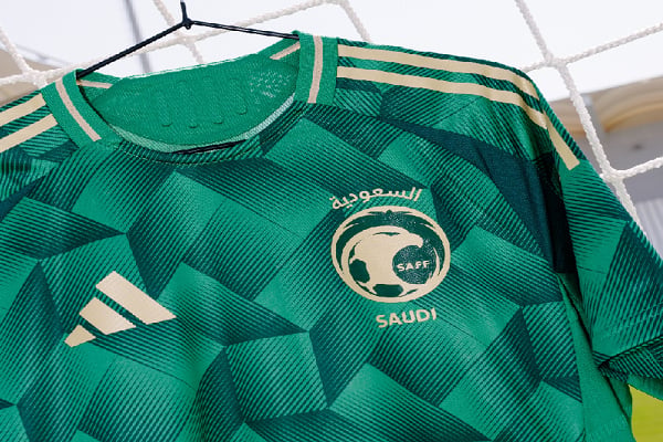بتصميم يرمز لمدينة «نيوم».. المنتخب السعودي يكشف عن قميصه الرسمي الجديد 