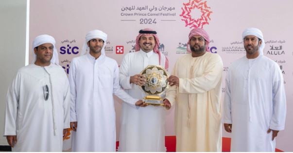 تتويج الفائزين بأولى كؤوس المرحلة النهائية من مهرجان ولي العهد للهجن في فئة «حقايق»