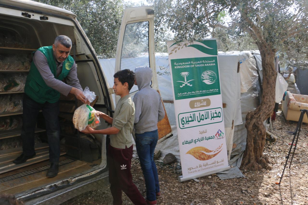 «إغاثي الملك سلمان» يوزع 150 ألف ربطة خبز للاجئين شمال لبنان