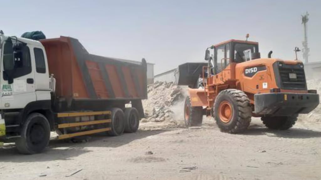 رفع 13502 مترٍ مكعبٍ من مخلّفات البناء بمحافظة أبو عريش