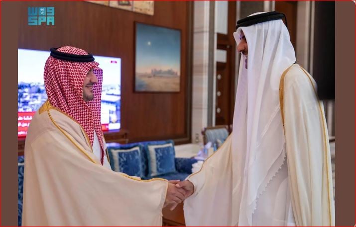 بتوجيه من القيادة.. وزير الداخلية يلتقي أمير قطر  ويستعرضان العلاقات الثنائية بين البلدين 