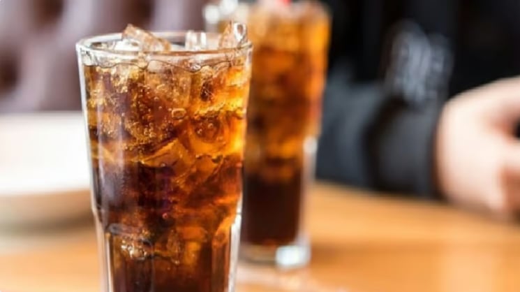 أخصائي يحذر من مشروبات تؤدي إلى دهون الكبد و «أمراض مرعبة»  